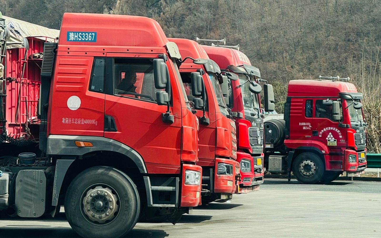 Rangée de camions modernes à cabine rouge