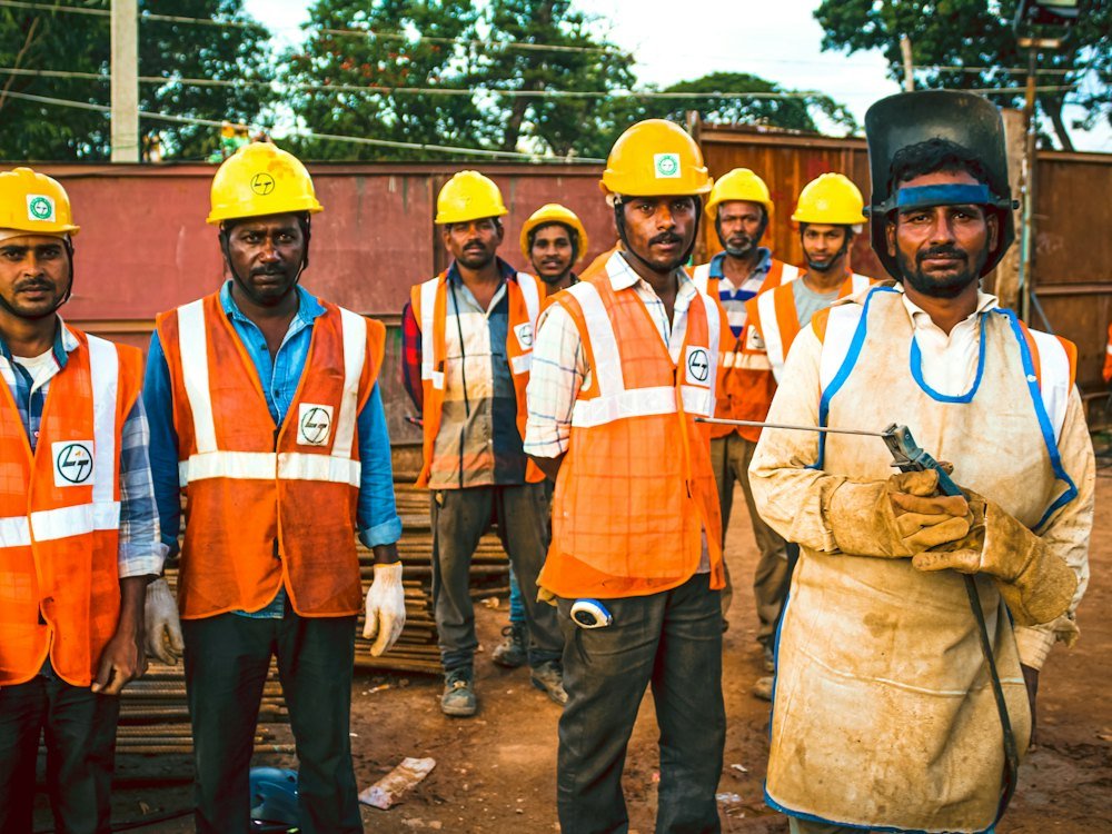 Équipe en gilets haute visibilité et casques de chantier